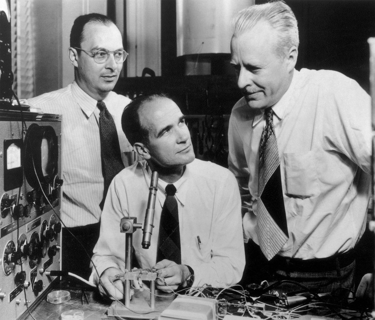 貝爾實驗室推出點接觸型晶體管